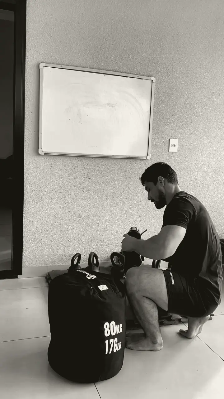 Lucas preparando uma sandbag de 80 quilos